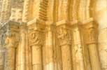 Quintanarruz, detalle del portal de la iglesia Quintanarruz, detalle del portal de la iglesia